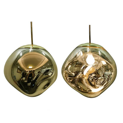Suspension lumineuse Dimoree en verre soufflé doré aux formes organiques irrégulières pour un intérieur moderne.