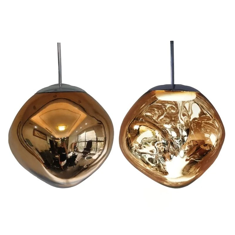 Suspension lumineuse Dimoree en verre soufflé organique avec finition miroir dorée et ambrée pour intérieur moderne.
