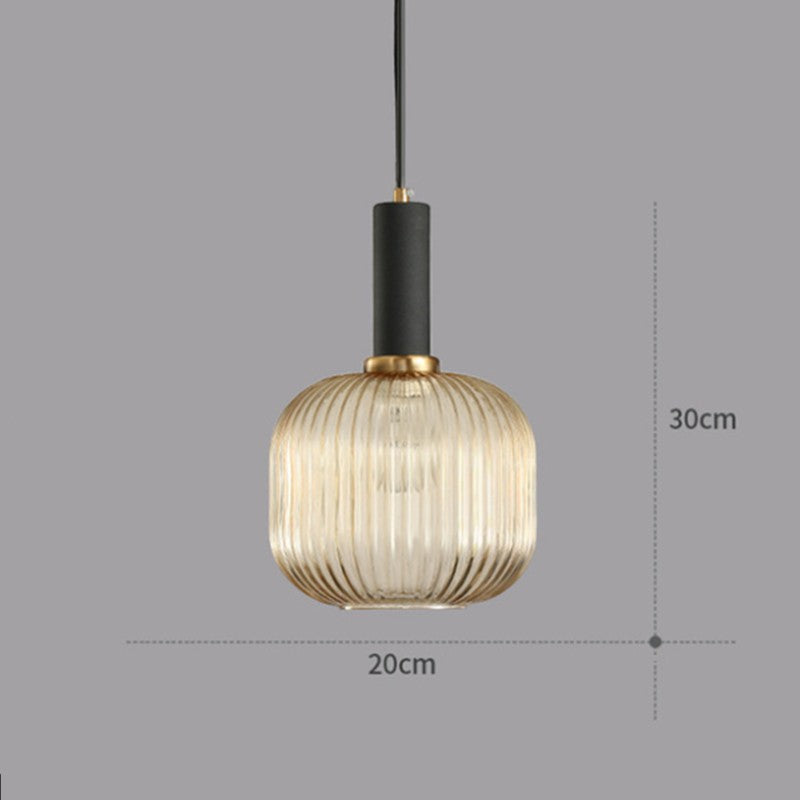 Suspension Dimoree moderne en verre nervuré ambré avec structure noire et détails dorés pour intérieur élégant.