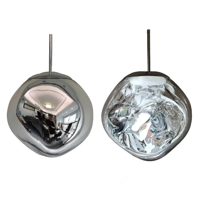 Suspension lumineuse Dimoree en verre soufflé organique avec finition miroir argentée pour intérieur moderne.