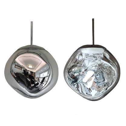 Suspension lumineuse Dimoree en verre soufflé organique avec finition miroir argentée pour intérieur moderne.