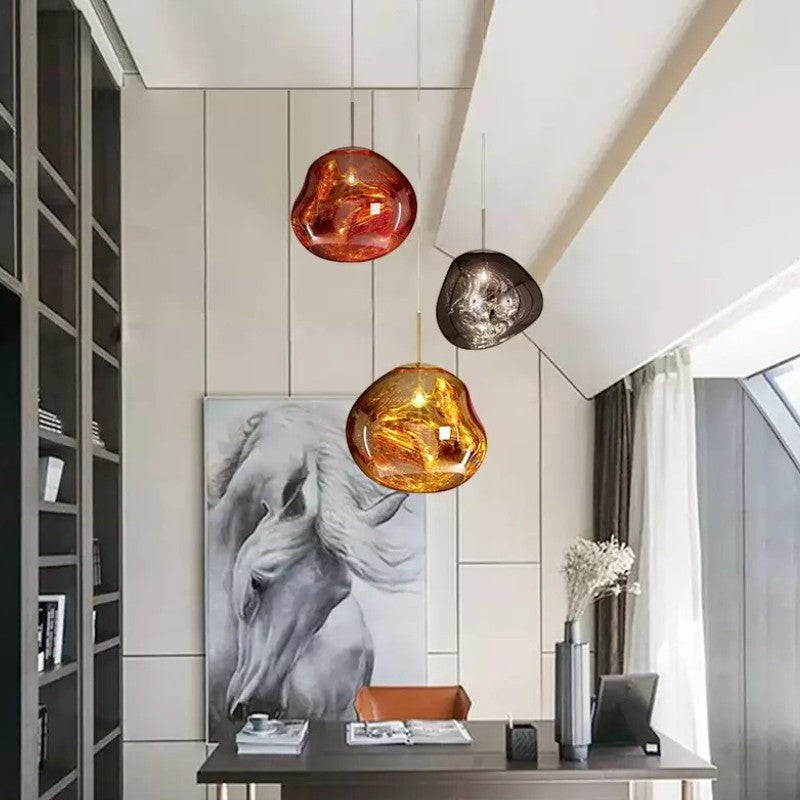 Suspension lumineuse Dimoree en verre soufflé organique aux teintes ambrées et dorées pour un intérieur moderne.