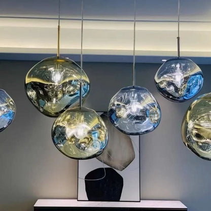 Suspension lumineuse Dimoree en verre soufflé organique, reflets dorés et ambrés, design moderne pour salle à manger.