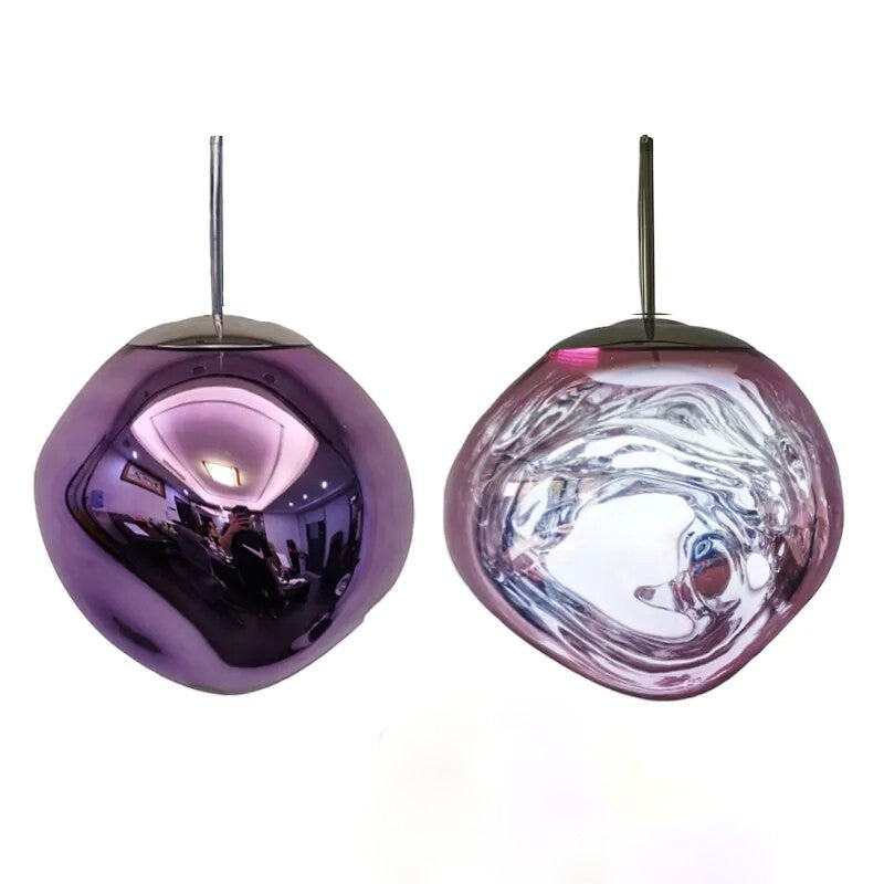 Suspension lumineuse Dimoree en verre soufflé organique aux reflets violets et irisés pour un intérieur moderne.