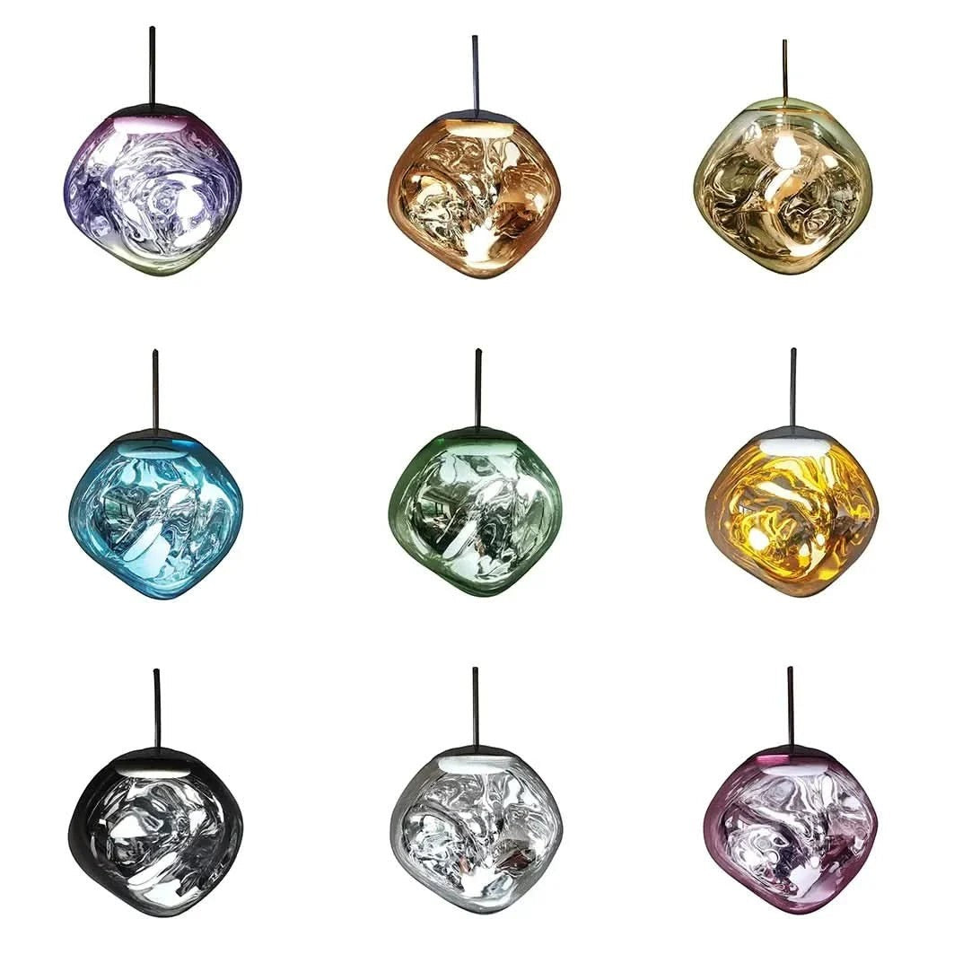 Suspension lumineuse Dimoree en verre soufflé aux formes organiques et reflets métallisés multicolores.