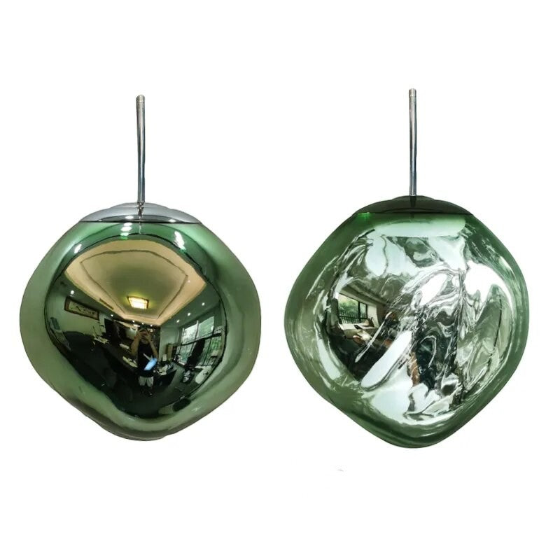 Suspension lumineuse Dimoree en verre soufflé vert miroir, design organique moderne pour intérieur contemporain.