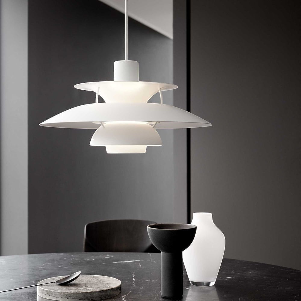 Suspension Dimoree Macaron blanche en métal au design moderne superposé au-dessus d'une table de salle à manger
