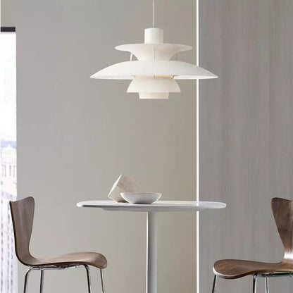 Suspension Dimoree Macaron blanche en métal au design moderne suspendue au-dessus d'une table de salle à manger