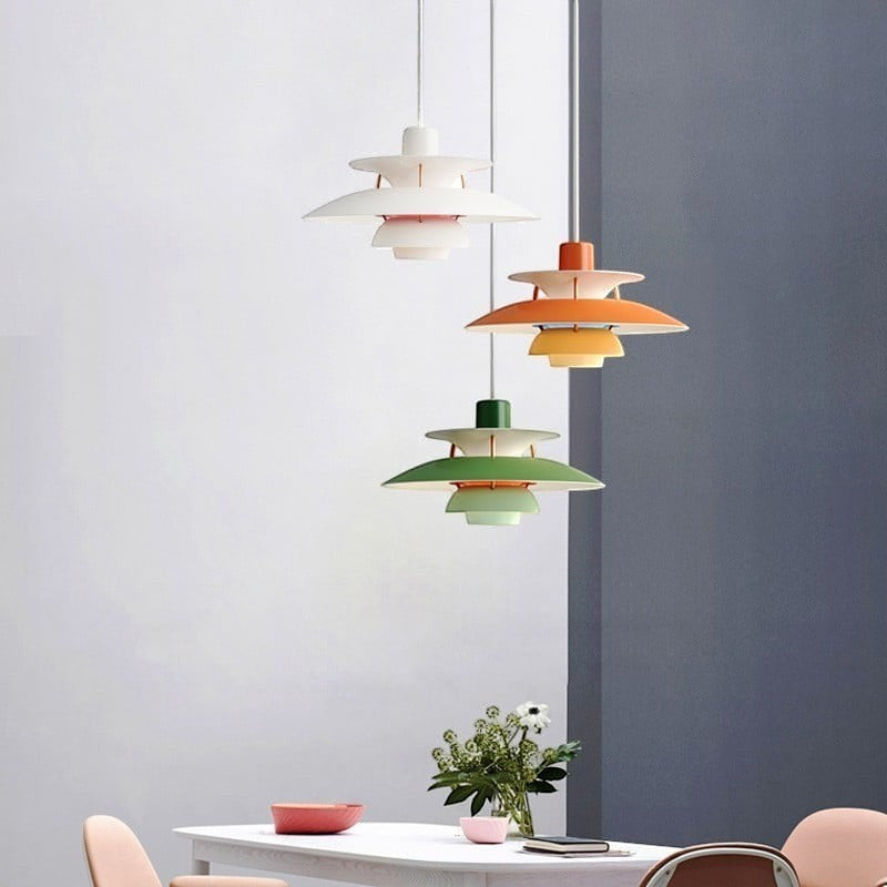 Suspensions Dimoree Macaron en métal avec abat-jours colorés au design moderne suspendues au-dessus d'une table