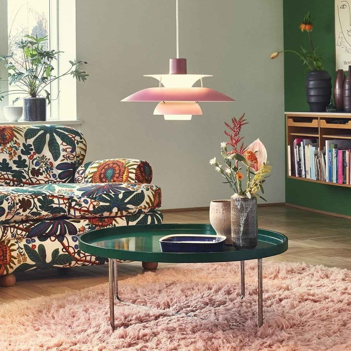Suspension Dimoree Macaron rose au design moderne multi-niveaux suspendue au-dessus d'une table basse dans un salon