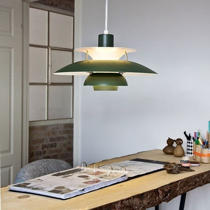 Suspension Dimoree Macaron vert olive en métal au design moderne suspendue au-dessus d'un bureau en bois brut