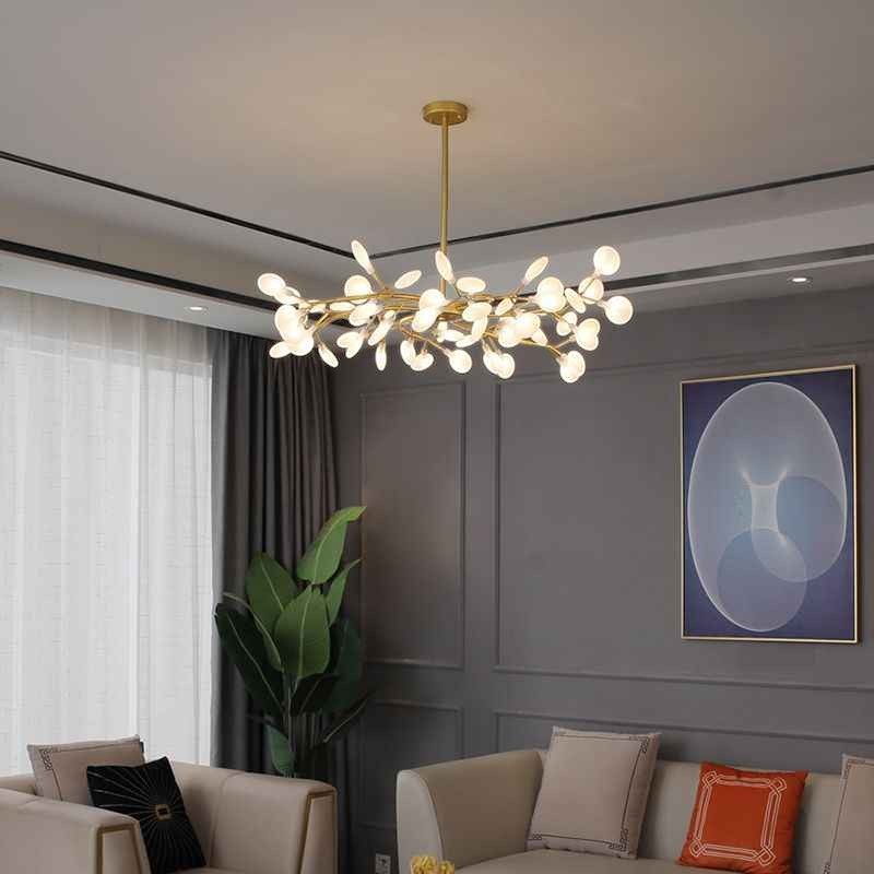 Suspension nordique Dimoree dorée en forme de branche avec de multiples ampoules sphériques dans un salon moderne