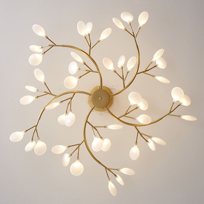 Suspension nordique élégante Dimoree en métal doré avec branches lumineuses et diffuseurs en verre blanc