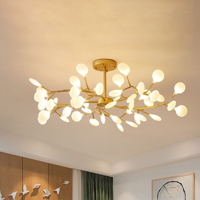 Suspension nordique élégante Dimoree en métal doré avec branches lumineuses et globes en verre diffusant une lumière chaude