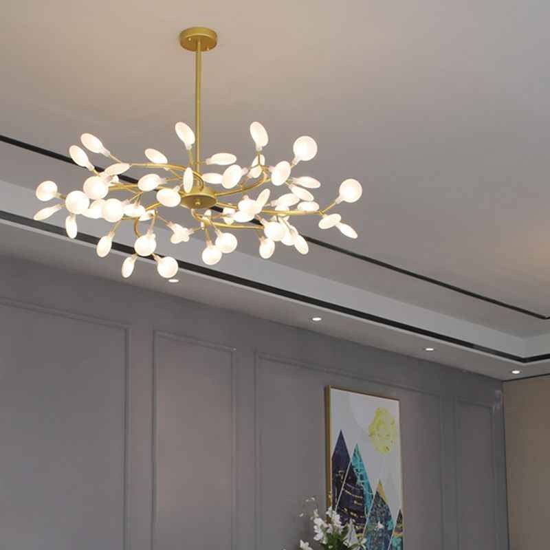 Suspension nordique élégante Dimoree dorée en forme de branche avec ampoules sphériques lumineuses dans un salon