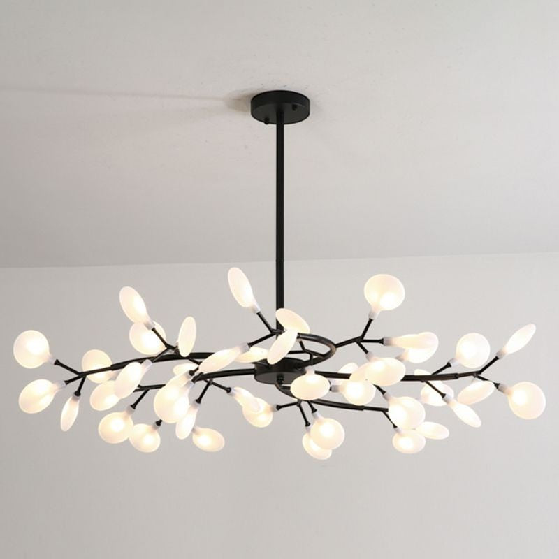 Suspension nordique Dimoree en métal noir avec branches et ampoules sphériques diffusant une lumière chaude