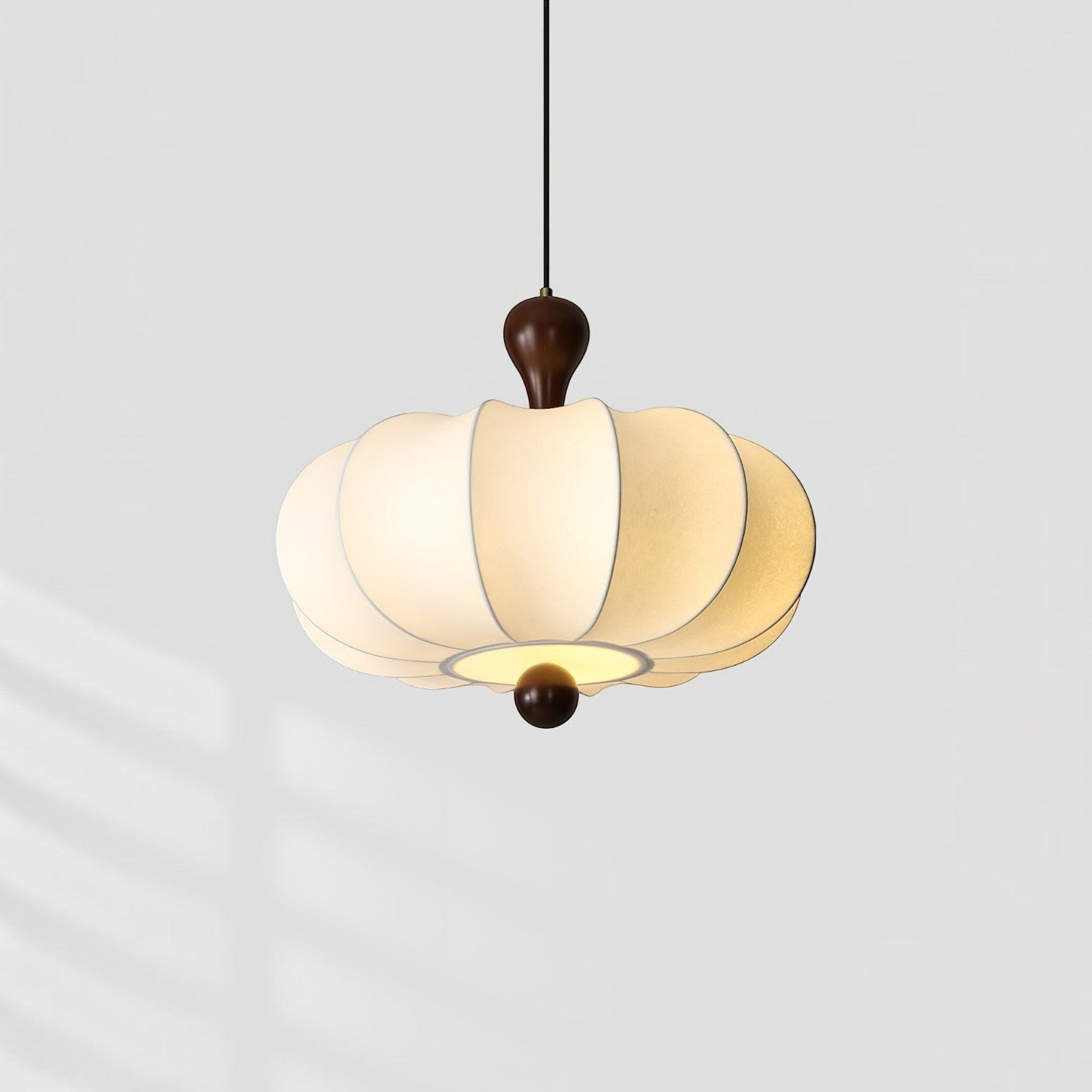 Suspension Dimoree moderne blanche en tissu et bois de noyer sculpté, design élégant pour salon ou salle à manger