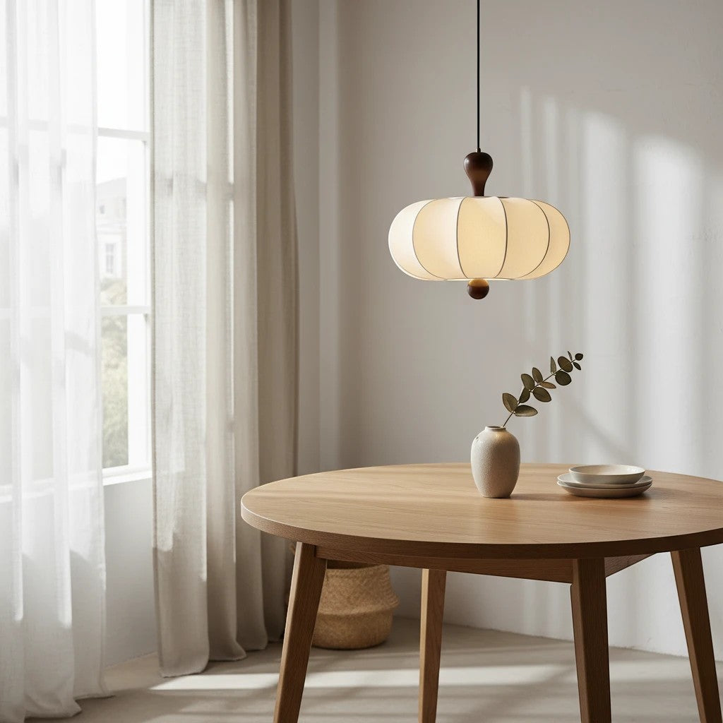 Suspension sculptée Dimoree blanche en tissu et bois de noyer au-dessus d'une table ronde en bois dans un salon