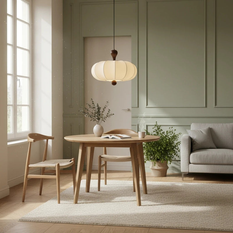 Suspension Dimoree sculptée blanche en tissu et bois au-dessus d'une table à manger dans un salon moderne