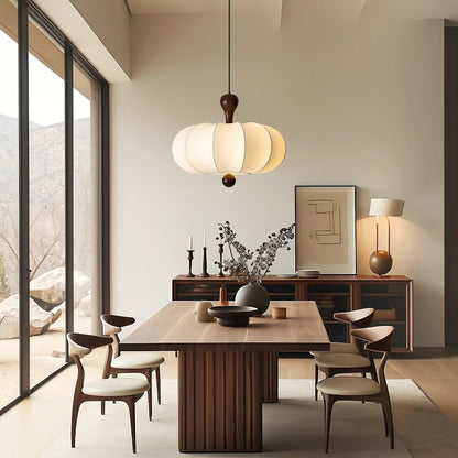 Suspension sculptée Dimoree blanche en tissu et bois au-dessus d'une table de salle à manger moderne