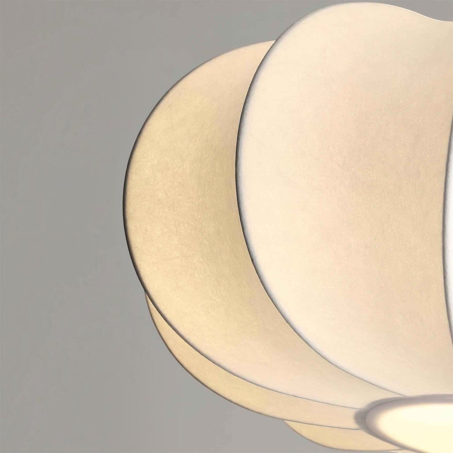Suspension sculptée Dimoree en tissu blanc et bois, design moderne et élégant pour un éclairage doux