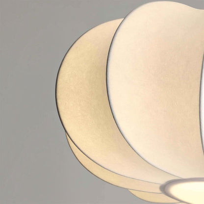 Suspension sculptée Dimoree en tissu blanc et bois, design moderne et élégant pour un éclairage doux