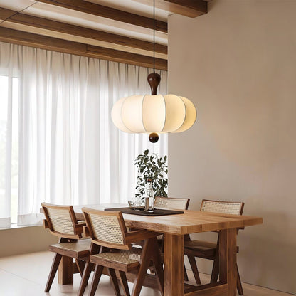 Suspension Dimoree sculptée blanche en tissu et bois au-dessus d'une table à manger en bois dans un salon moderne