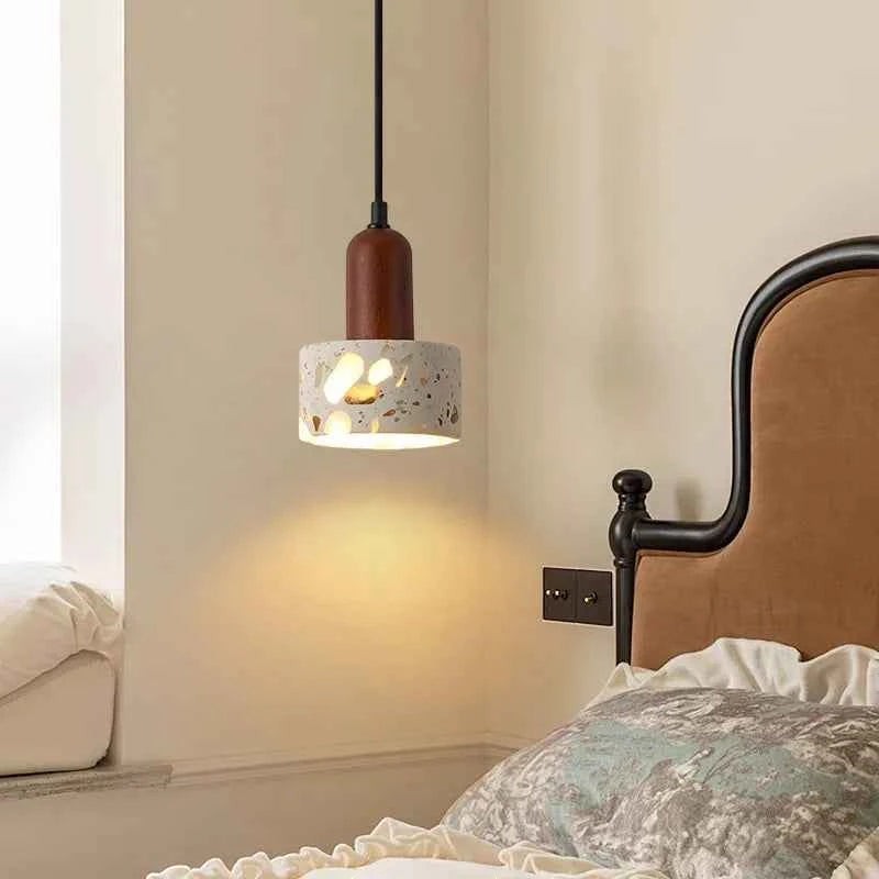 Suspension lumineuse Dimoree de style Wabi Sabi avec abat-jour en terrazzo et détails en bois pour chambre à coucher