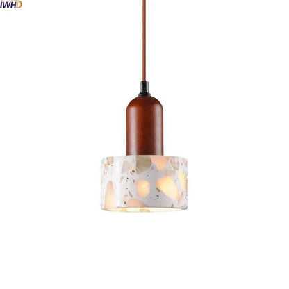 Suspension lumineuse Dimoree de style Wabi Sabi avec abat-jour en terrazzo et support en bois naturel