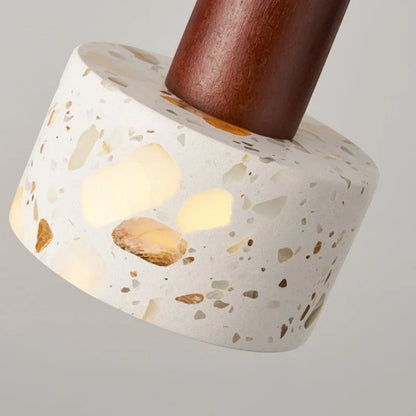 Suspension lumineuse Dimoree style Wabi Sabi avec abat-jour en terrazzo blanc et détails en bois naturel