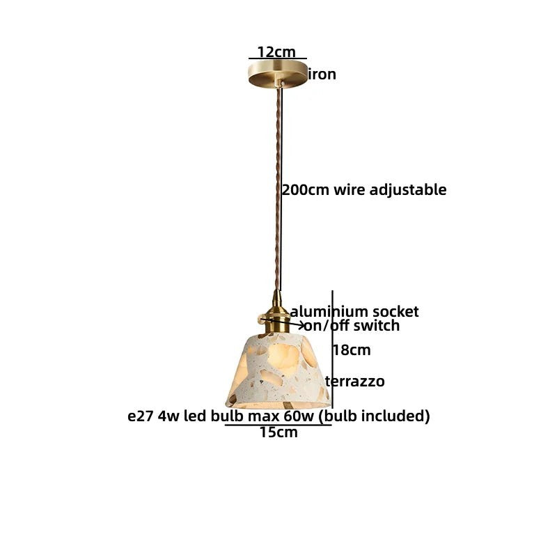 Suspension lumineuse Dimoree de style wabi-sabi avec abat-jour en terrazzo et détails en métal doré