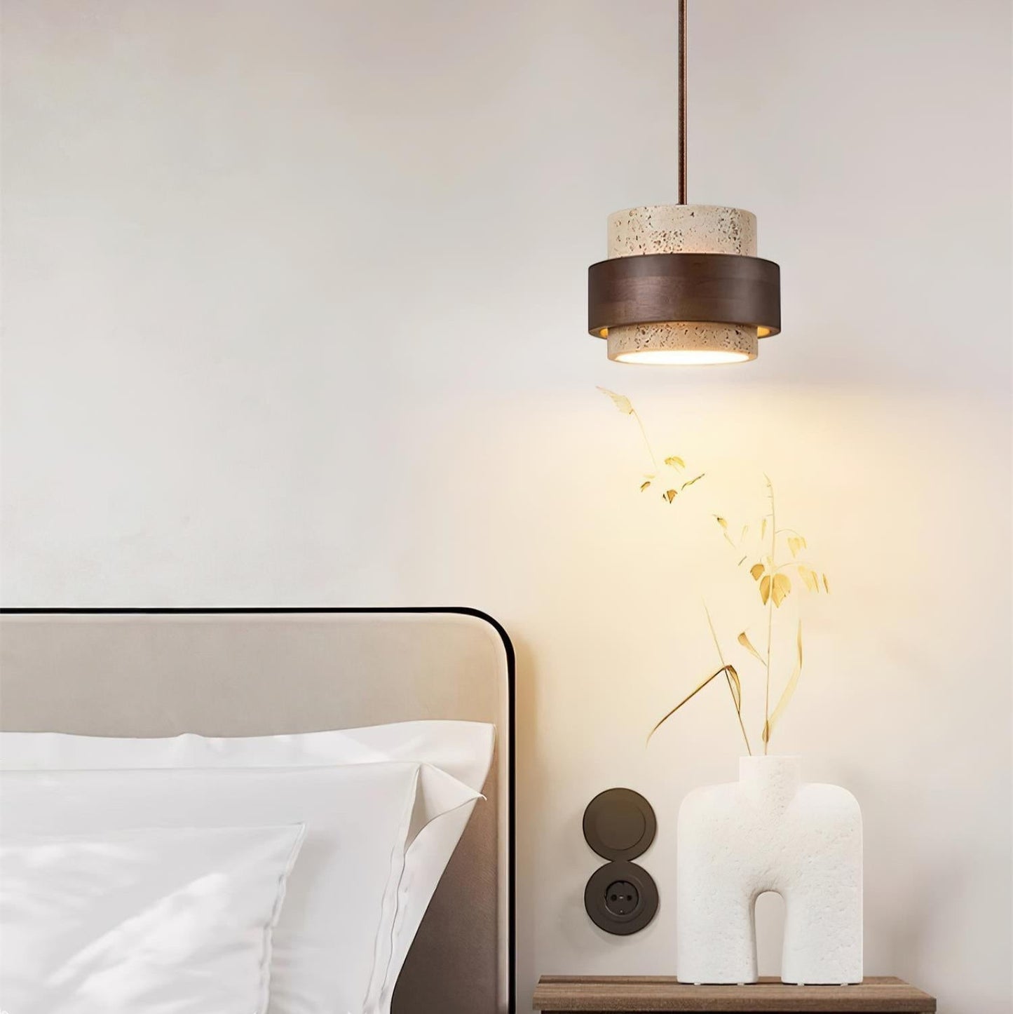 Suspension Dimoree en travertin beige et bois de noyer sombre au-dessus d'une table de chevet moderne