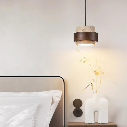 Suspension Dimoree en travertin beige et bois de noyer sombre au-dessus d'une table de chevet moderne