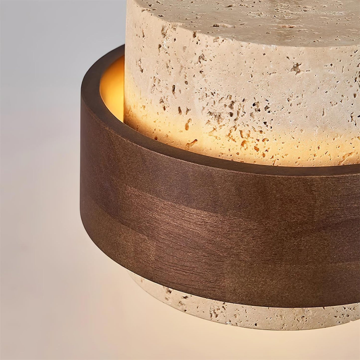 Suspension Dimoree en travertin beige poreux et bois de noyer sombre, design cylindrique contemporain