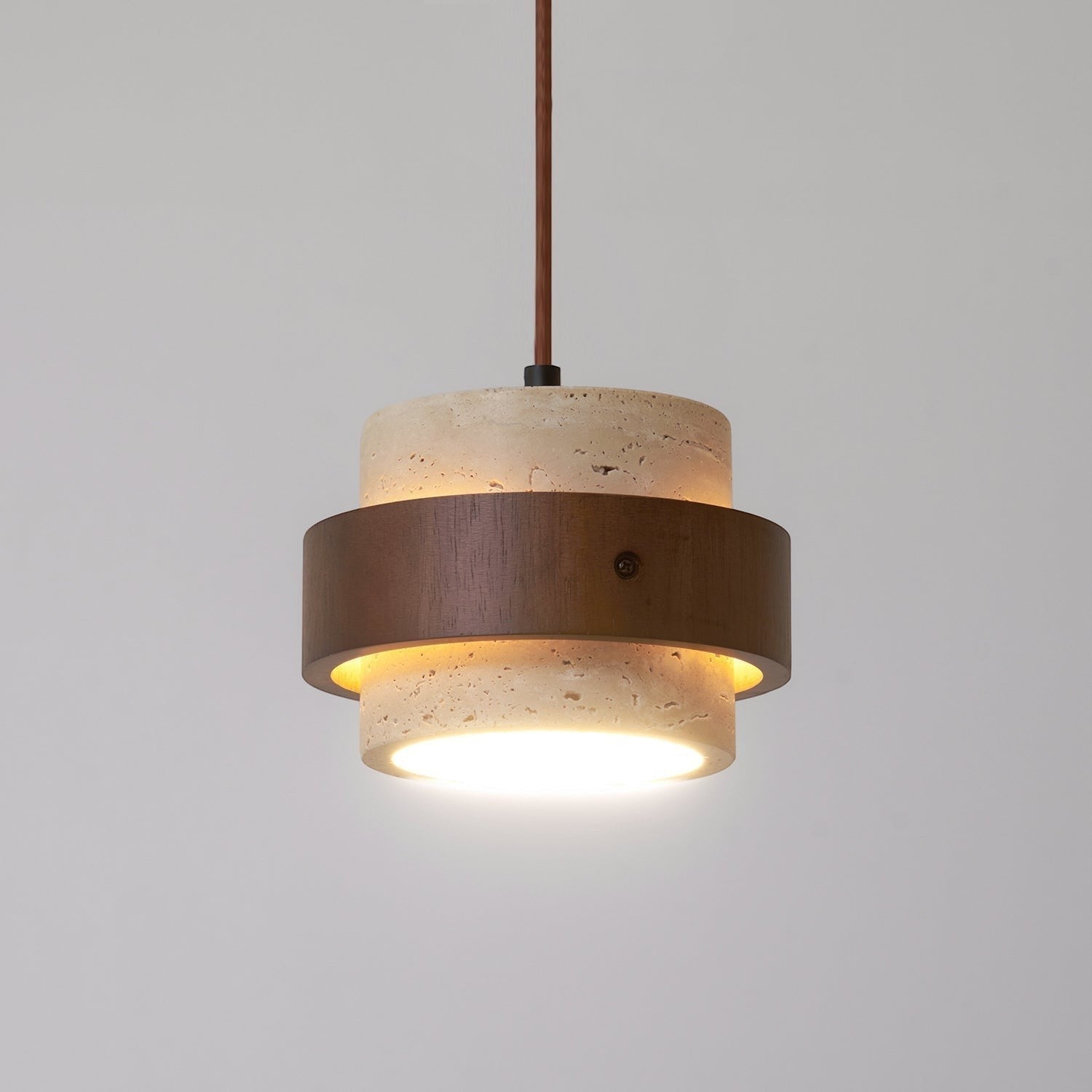 Suspension Dimoree cylindrique en travertin beige et bois de noyer sombre diffusant une lumière douce et chaleureuse
