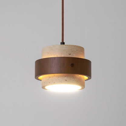 Suspension Dimoree cylindrique en travertin beige et bois de noyer sombre diffusant une lumière douce et chaleureuse