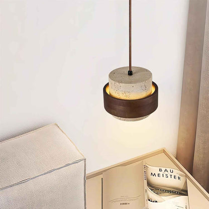 Suspension Dimoree en travertin cylindrique et bois de noyer diffusant une lumière douce dans un intérieur moderne