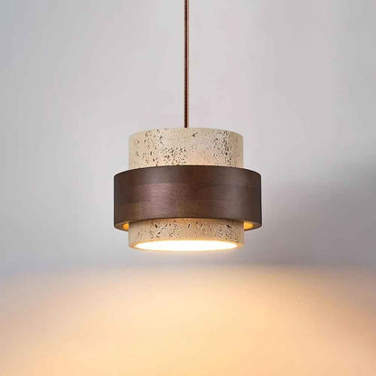 Suspension Dimoree en travertin beige et bois de noyer sombre au design cylindrique contemporain