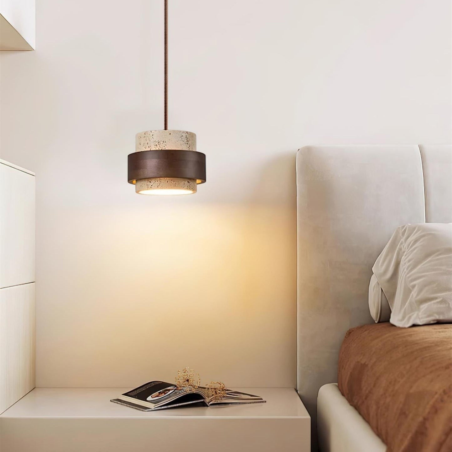 Suspension Dimoree en travertin et bois de noyer cylindrique diffusant une lumière douce au-dessus d'une table de chevet