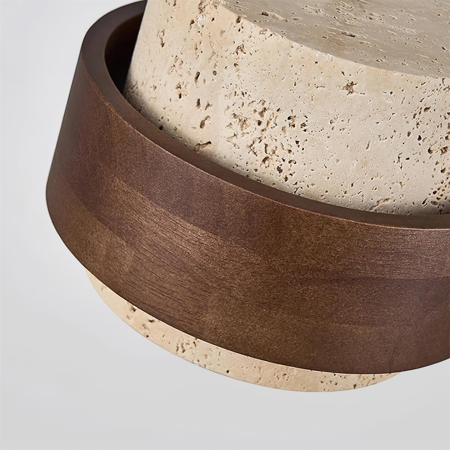 Suspension Dimoree en travertin beige texturé et bois de noyer sombre au design cylindrique contemporain