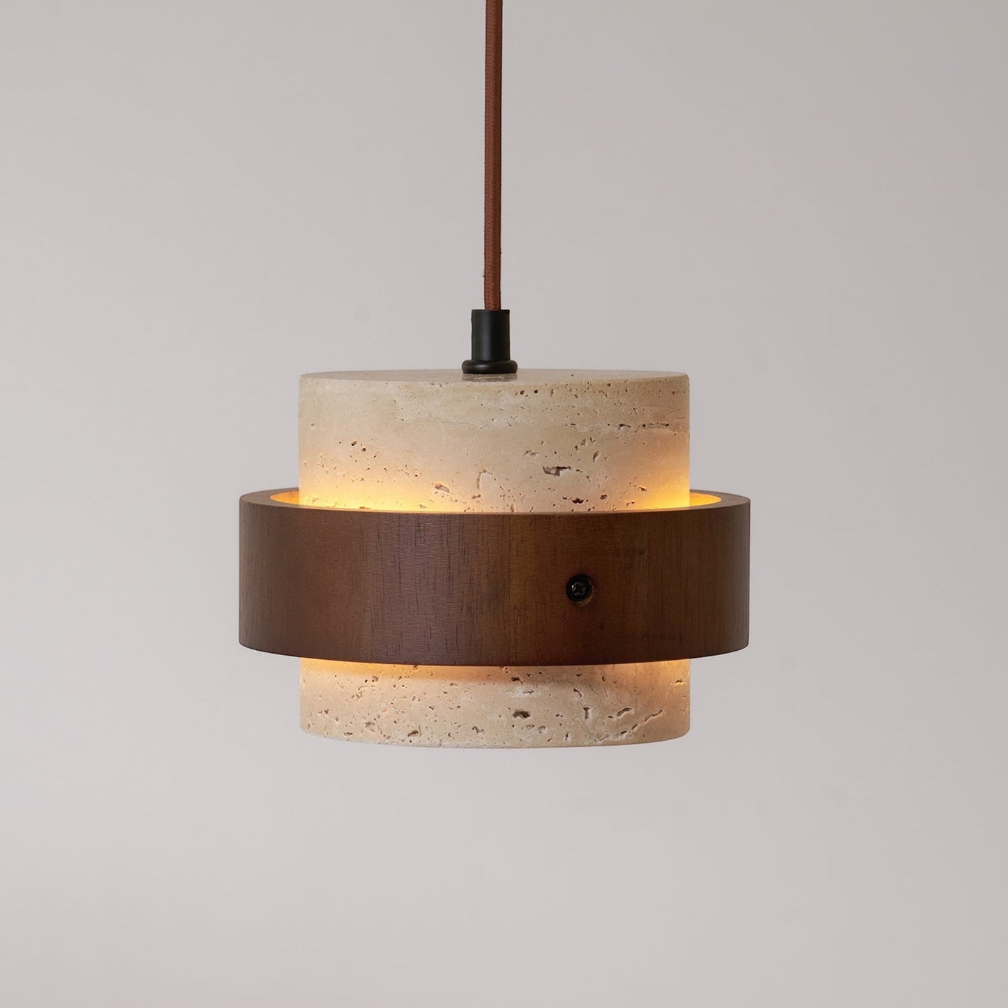 Suspension Dimoree en travertin beige et bois de noyer au design cylindrique contemporain