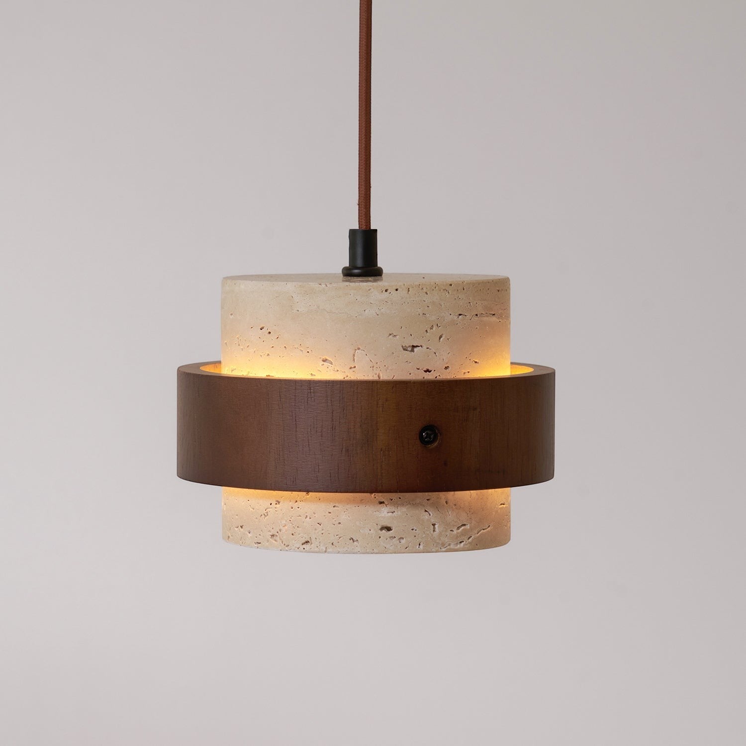 Suspension Dimoree en travertin beige et bois de noyer au design cylindrique contemporain