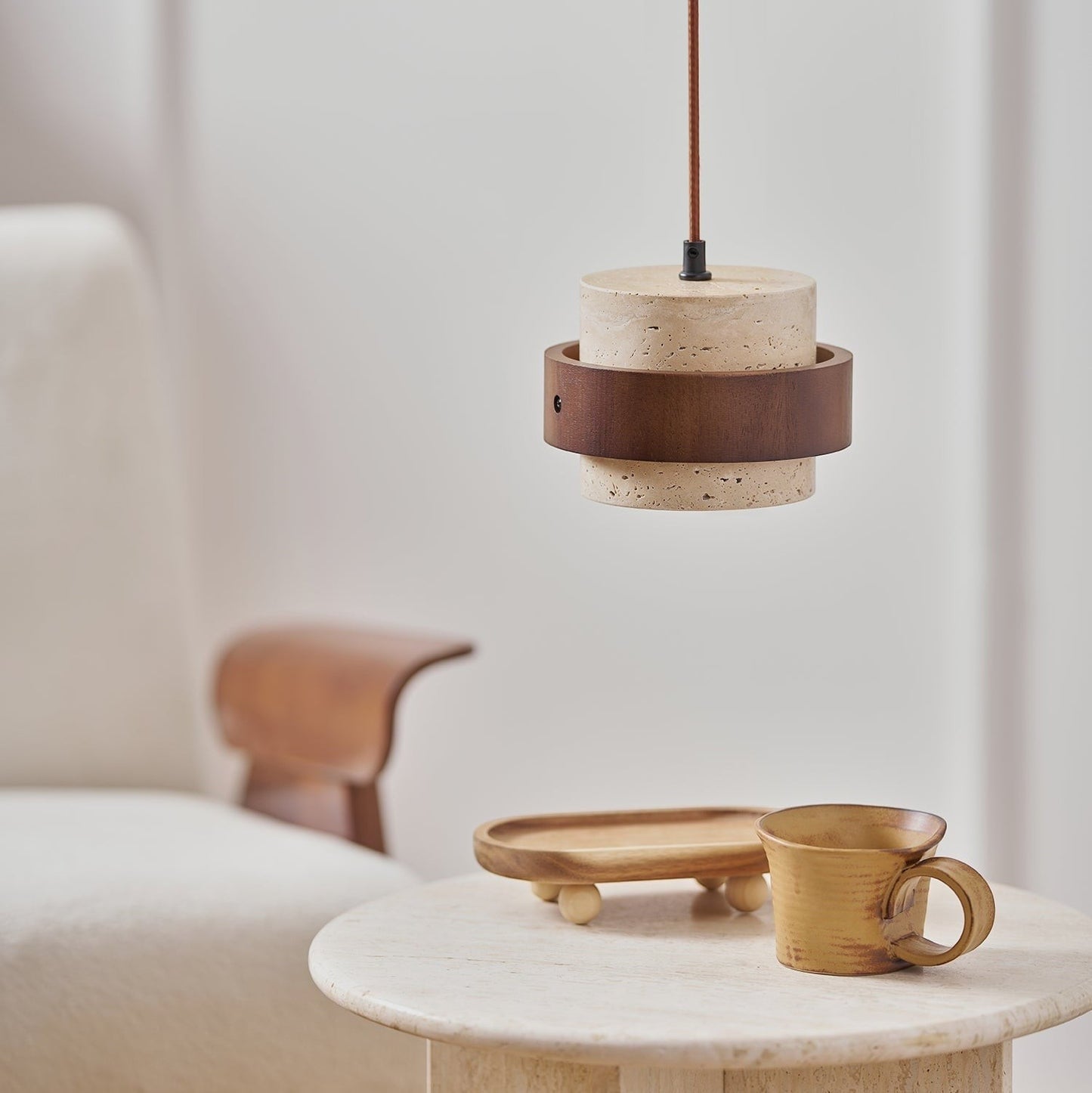 Suspension Dimoree en travertin cylindrique avec anneau en bois de noyer au-dessus d'une table basse en pierre