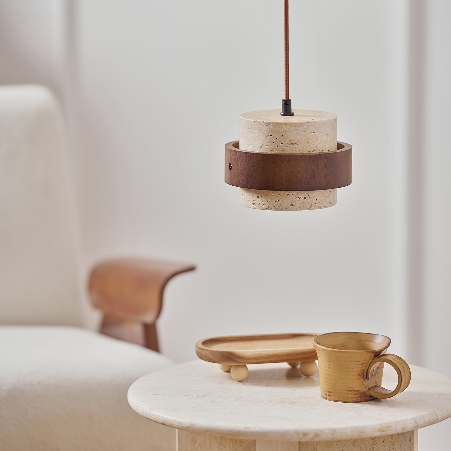 Suspension Dimoree en travertin cylindrique avec anneau en bois de noyer au-dessus d'une table basse en pierre