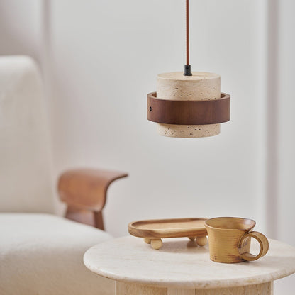 Suspension Dimoree en travertin cylindrique avec anneau en bois de noyer au-dessus d'une table basse en pierre