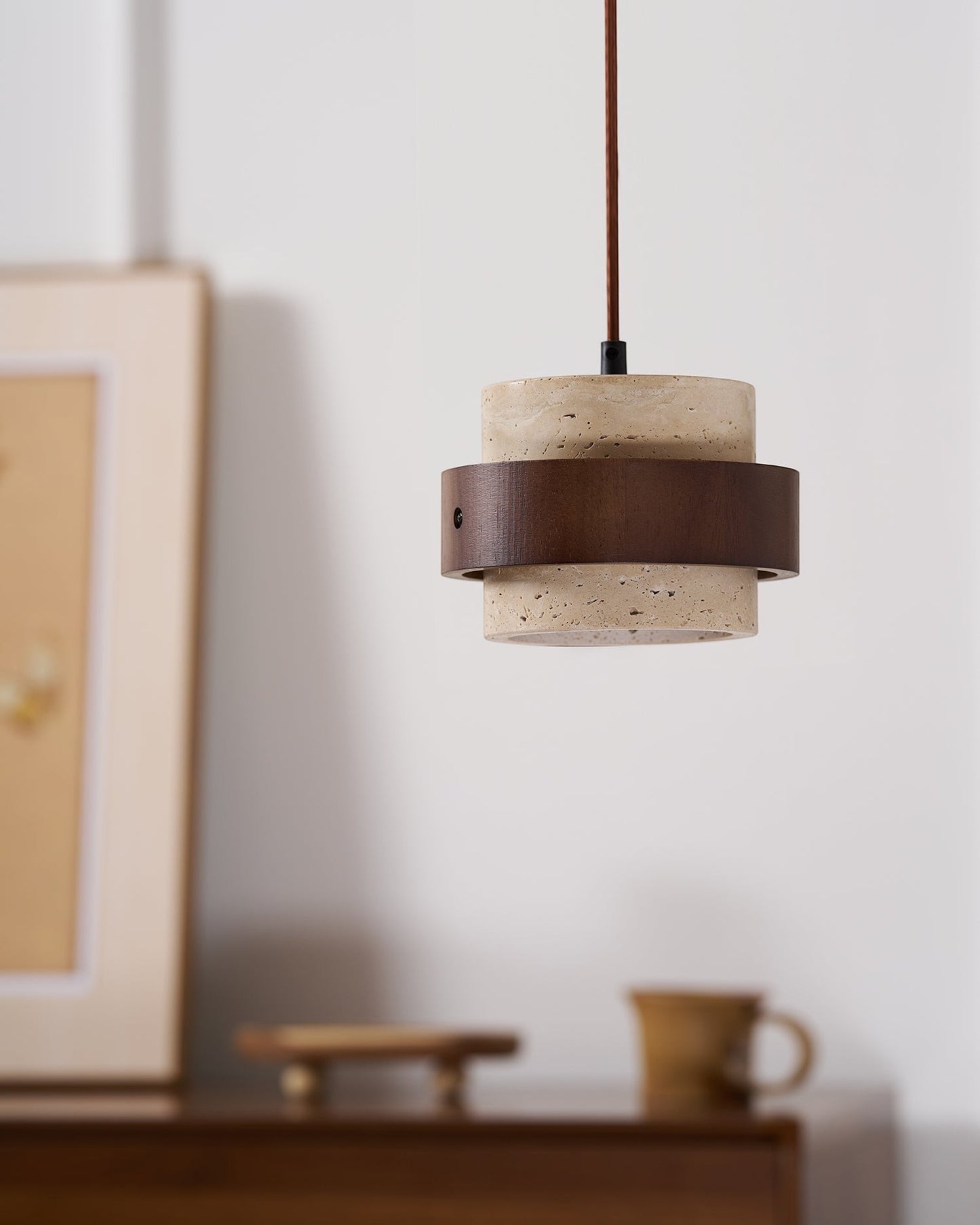 Suspension Dimoree en travertin beige et bois de noyer au design cylindrique contemporain