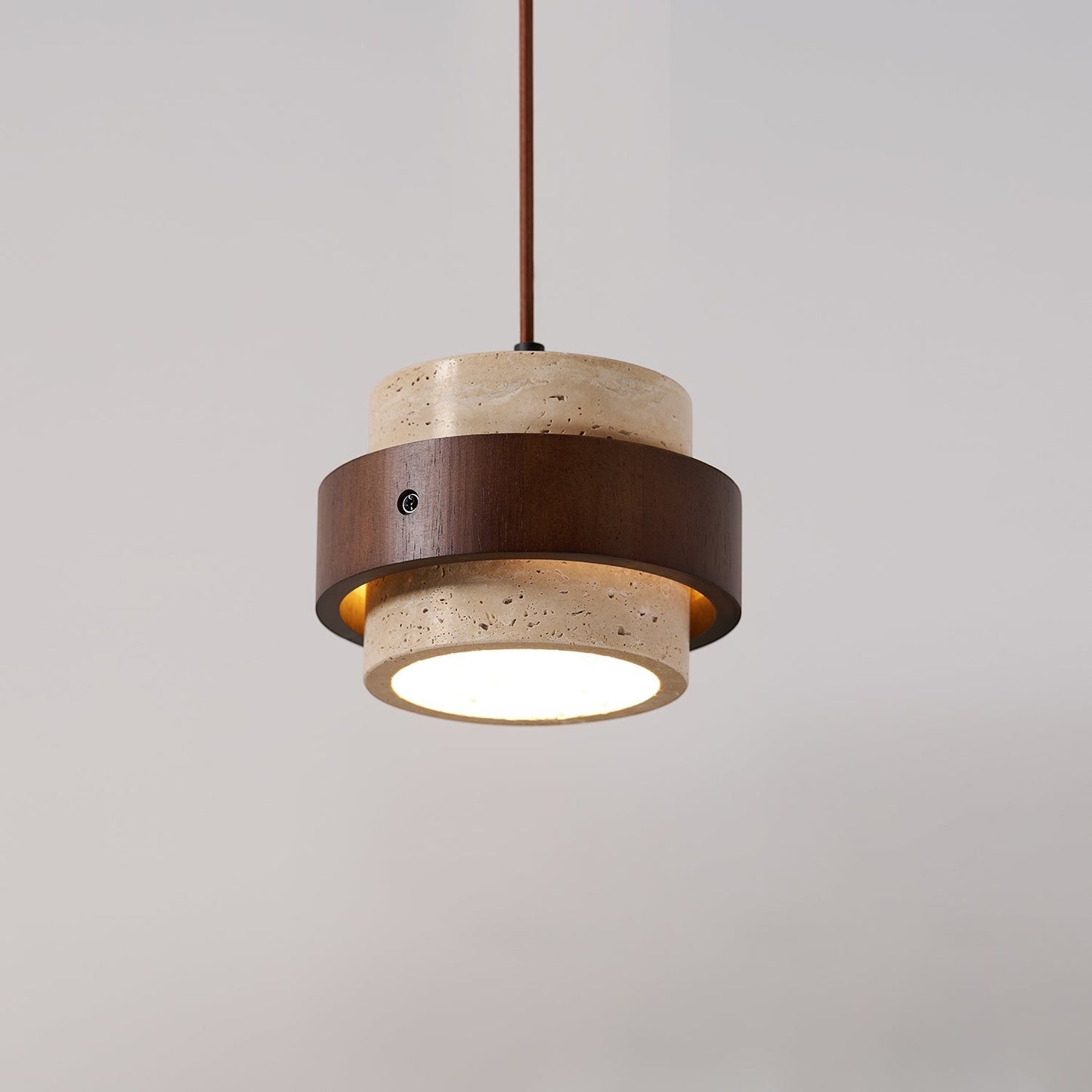 Suspension Dimoree en travertin beige et bois de noyer foncé au design cylindrique contemporain