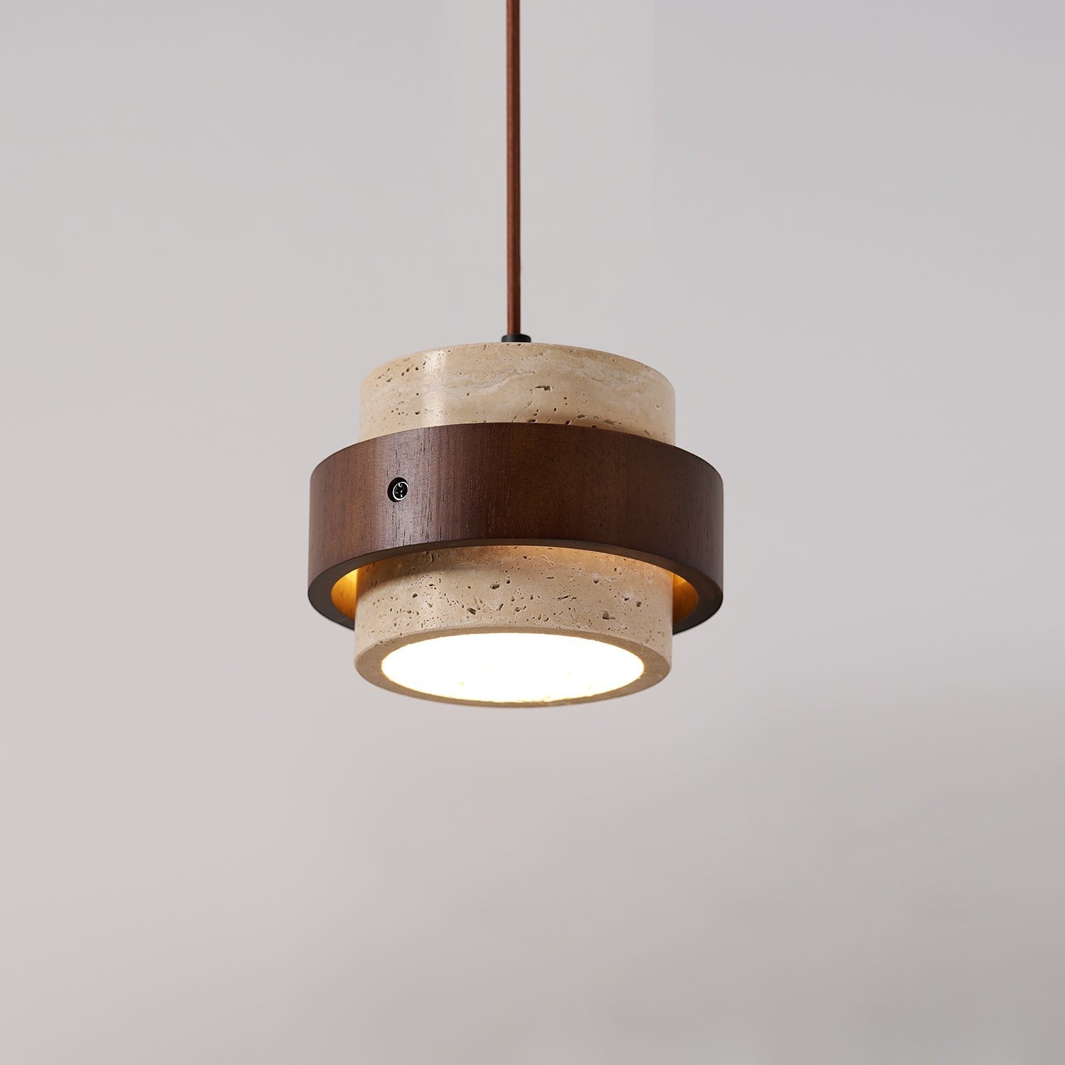 Suspension Dimoree en travertin beige et bois de noyer foncé au design cylindrique contemporain