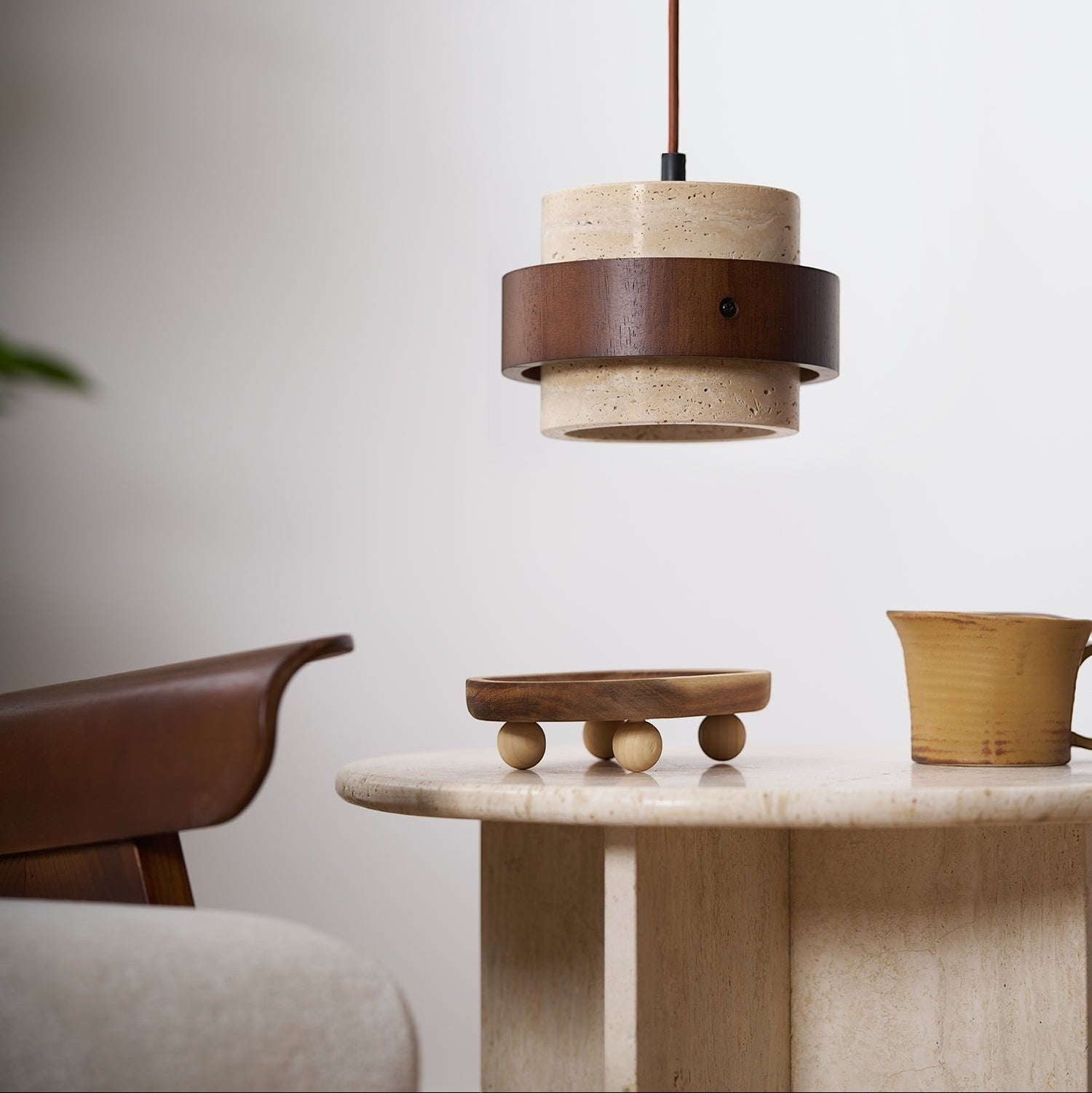 Suspension Dimoree en travertin beige et bois de noyer avec abat-jour cylindrique au-dessus d'une table en pierre