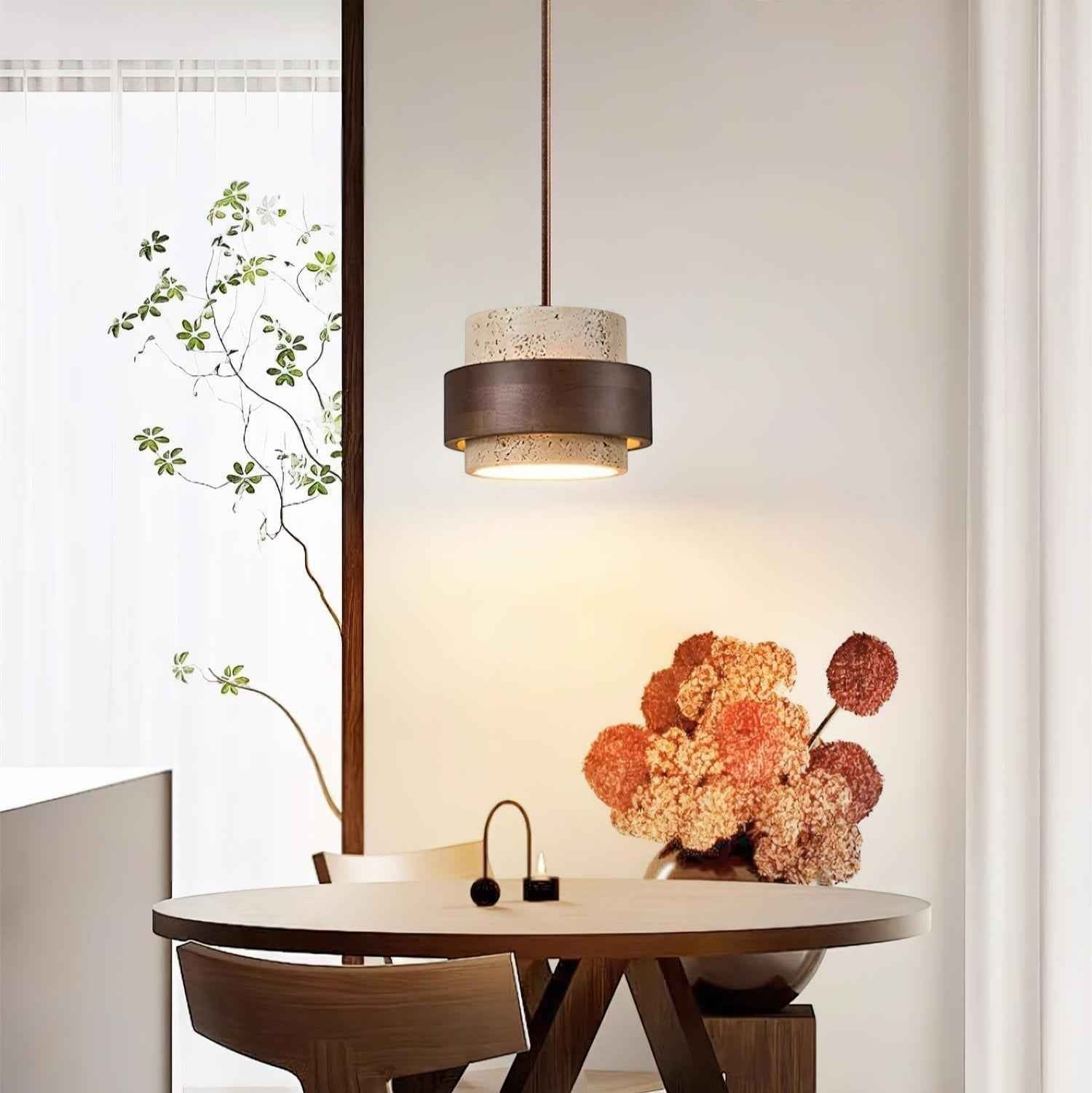 Suspension Dimoree en travertin et bois de noyer cylindrique au-dessus d'une table à manger dans un intérieur moderne